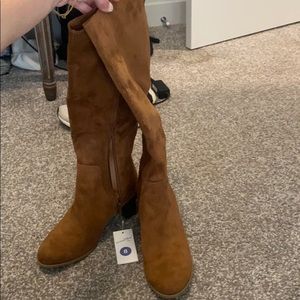 Women’s knee high heeled fashion boot